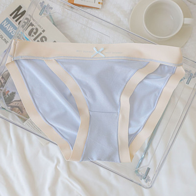 Varrat nélküli női bugyi szalaggal