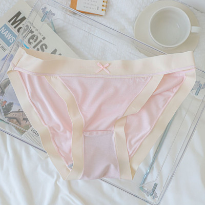 Varrat nélküli női bugyi szalaggal