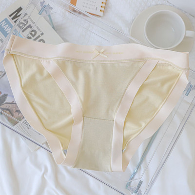 Varrat nélküli női bugyi szalaggal