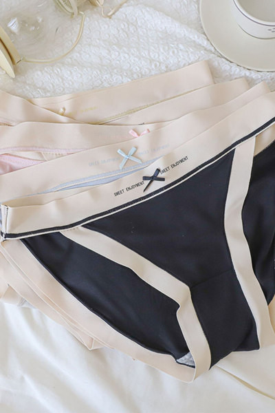 Varrat nélküli női bugyi szalaggal