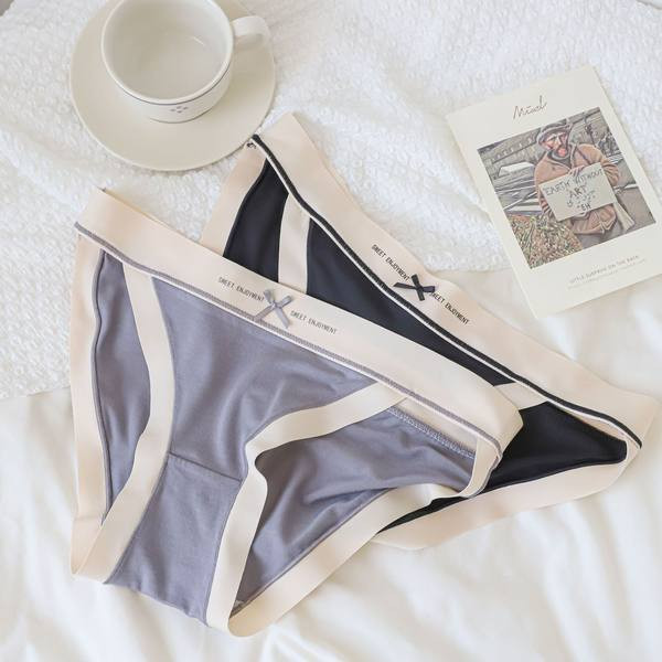 Varrat nélküli női bugyi szalaggal