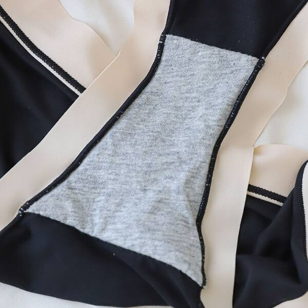 Varrat nélküli női bugyi szalaggal