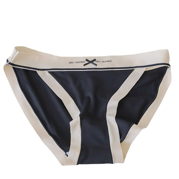 Varrat nélküli női bugyi szalaggal