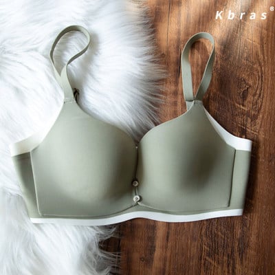 Dámska súprava z push-up podprsenky a dvojdielnych bikín s nastaviteľnými ramienkami