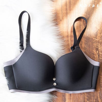 Dámska súprava z push-up podprsenky a dvojdielnych bikín s nastaviteľnými ramienkami