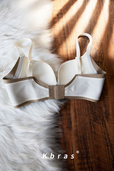 Dámska súprava z push-up podprsenky a dvojdielnych bikín s nastaviteľnými ramienkami