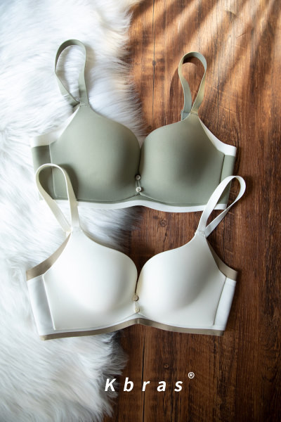 Dámska súprava z push-up podprsenky a dvojdielnych bikín s nastaviteľnými ramienkami