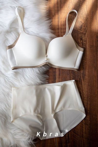 Dámska súprava z push-up podprsenky a dvojdielnych bikín s nastaviteľnými ramienkami