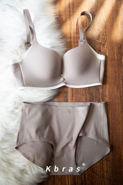 Dámska súprava z push-up podprsenky a dvojdielnych bikín s nastaviteľnými ramienkami