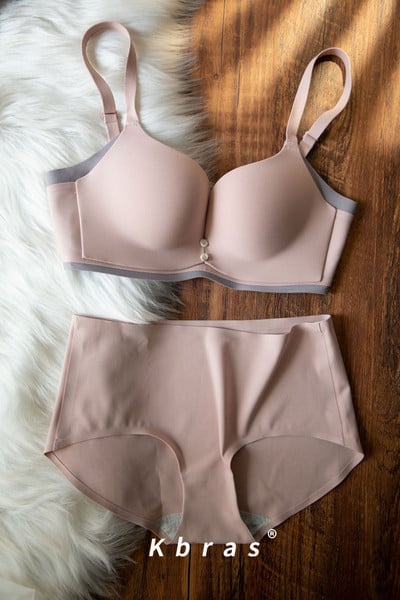 Dámska súprava z push-up podprsenky a dvojdielnych bikín s nastaviteľnými ramienkami