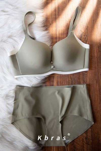 Dámska súprava z push-up podprsenky a dvojdielnych bikín s nastaviteľnými ramienkami