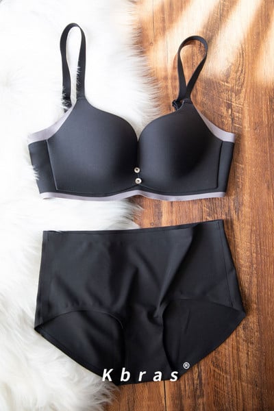Dámska súprava z push-up podprsenky a dvojdielnych bikín s nastaviteľnými ramienkami