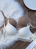 Moteriška besiūlė liemenėlė su reguliuojamais petnešėlėmis