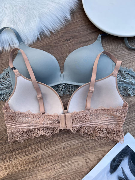 Moteriška besiūlė liemenėlė su reguliuojamais petnešėlėmis