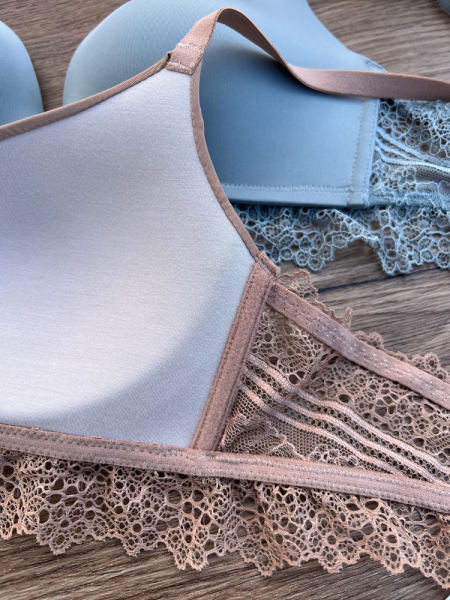 Moteriška besiūlė liemenėlė su reguliuojamais petnešėlėmis