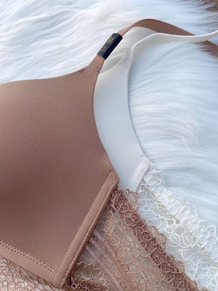 Moteriška besiūlė liemenėlė su reguliuojamais petnešėlėmis