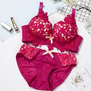 Intymūs moteriški apatiniai su kaspinu - liemenėlė ir bikinio komplektas