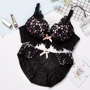 Intymūs moteriški apatiniai su kaspinu - liemenėlė ir bikinio komplektas