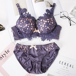 Intymūs moteriški apatiniai su kaspinu - liemenėlė ir bikinio komplektas