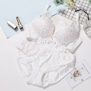 Intymūs moteriški apatiniai su kaspinu - liemenėlė ir bikinio komplektas