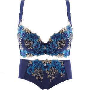 Intymūs moteriški apatiniai su kaspinu - liemenėlė ir bikinio komplektas