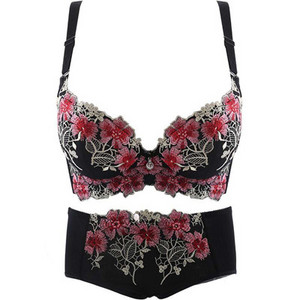 Intimno žensko donje rublje s vezom i metalnim elementom - komplet grudnjak i bikini