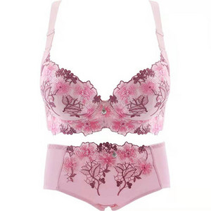 Intimno žensko donje rublje s vezom i metalnim elementom - komplet grudnjak i bikini