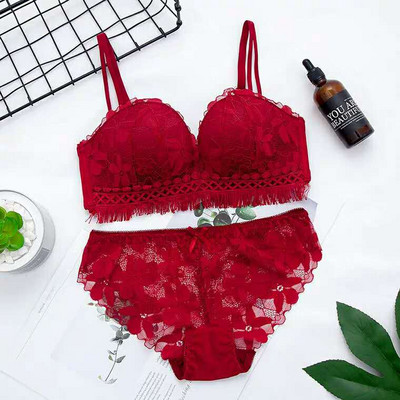 Dviejų dalių moteriškas nėriniuotas liemenėlė ir kelnaitės aukštu liemeniu