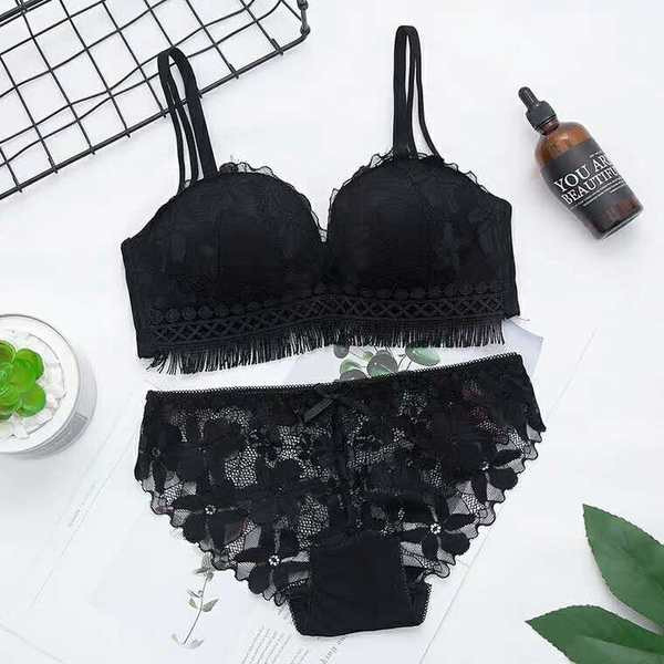 Dviejų dalių moteriškas nėriniuotas liemenėlė ir kelnaitės aukštu liemeniu