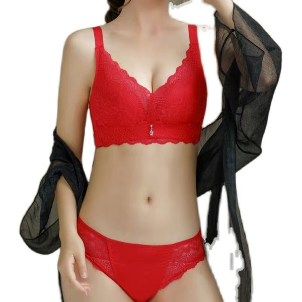 Intymūs moteriški apatiniai su nėriniais – liemenėlė arba komplektas