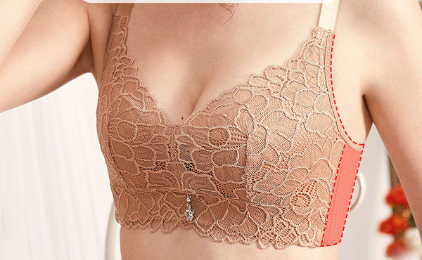 Γυναικείο δαντελένιο σουτιέν με επένδυση και φαρδιές ρυθμιζόμενες τιράντες