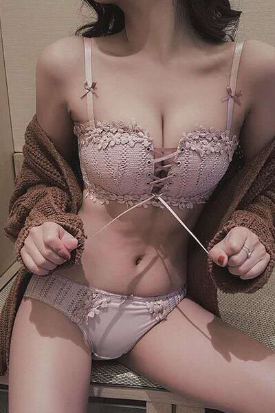 Lenjerie intimă de damă la modă cu broderie și șireturi - set sutien și bikini