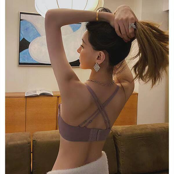 Női melltartó pántokkal és hímzéssel