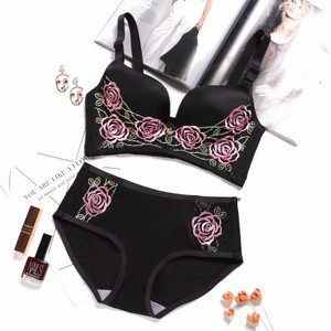 Moteriškas komplektas su siuvinėjimu - liemenėlė ir kelnaitės