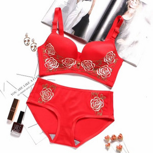 Moteriškas komplektas su siuvinėjimu - liemenėlė ir kelnaitės