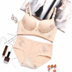 Moteriškas komplektas su siuvinėjimu - liemenėlė ir kelnaitės