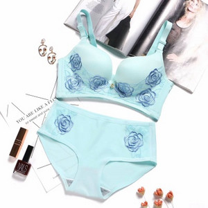 Moteriškas komplektas su siuvinėjimu - liemenėlė ir kelnaitės