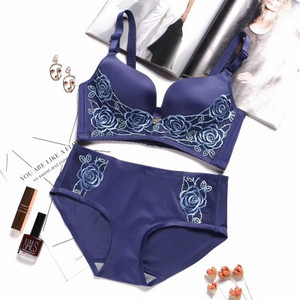 Moteriškas komplektas su siuvinėjimu - liemenėlė ir kelnaitės