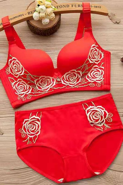 Moteriškas komplektas su siuvinėjimu - liemenėlė ir kelnaitės