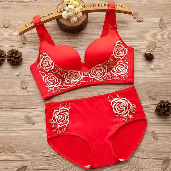 Moteriškas komplektas su siuvinėjimu - liemenėlė ir kelnaitės