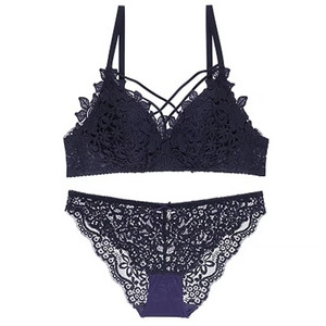 Naujas intymių moteriškų apatinių su siuvinėjimais modelis - liemenėlės ir kelnaičių komplektas