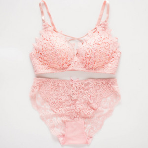 Naujas intymių moteriškų apatinių su siuvinėjimais modelis - liemenėlės ir kelnaičių komplektas