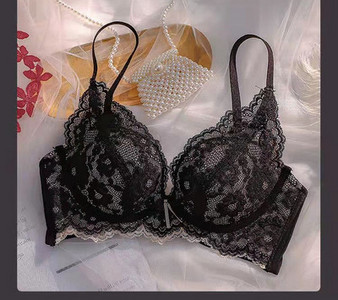 Lenjerie intimă de damă - set sutien și chiloți