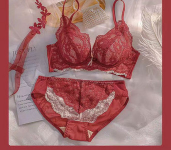 Lenjerie intimă de damă - set sutien și chiloți