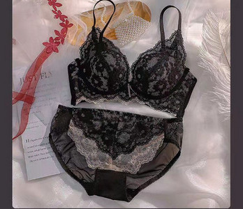 Lenjerie intimă de damă - set sutien și chiloți