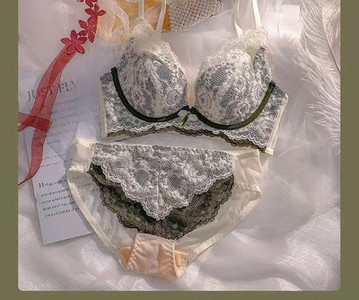 Lenjerie intimă de damă - set sutien și chiloți