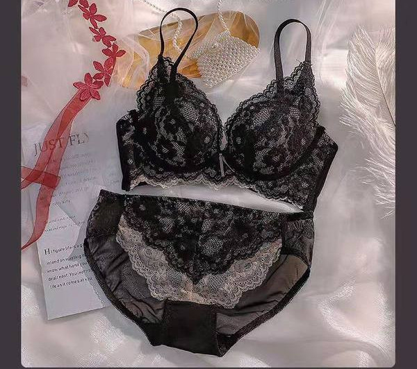 Lenjerie intimă de damă - set sutien și chiloți