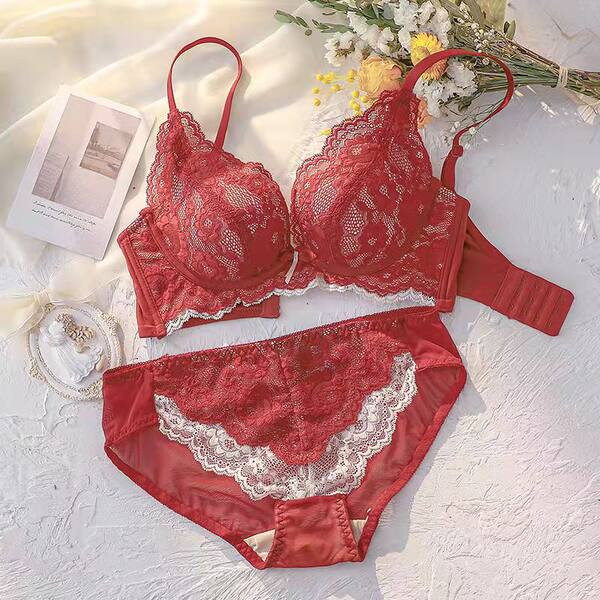 Lenjerie intimă de damă - set sutien și chiloți