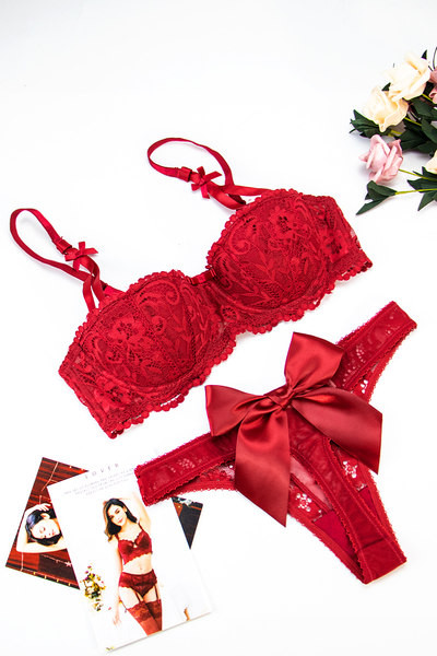 Dviejų dalių moteriškas liemenėlės ir apatinio trikotažo komplektas su nėriniais ir kaspinu