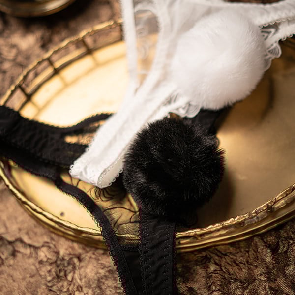 Intiimsed naiste stringid paela ja tikandiga